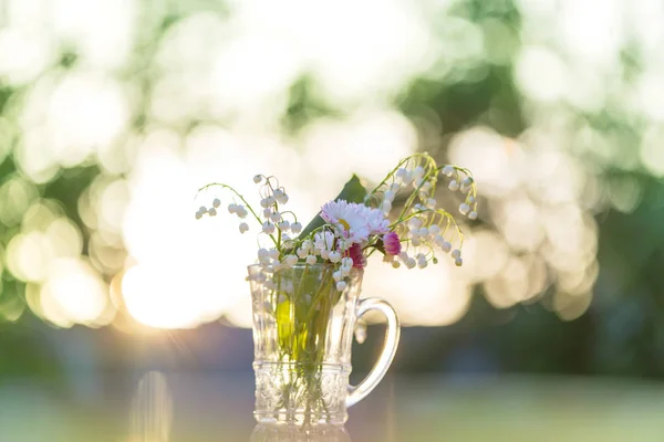 グラスポットの春の花 — ストック写真