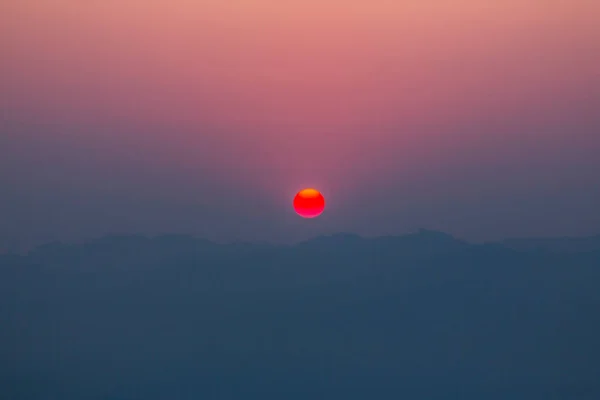 山の中の景色の日没 — ストック写真