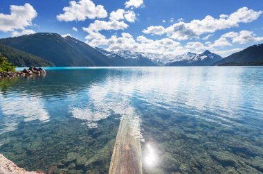 Whistler, BC, Kanada yakınlarındaki Garibaldi Gölü 'nün turkuaz sularına yürüyün. British Columbia 'da çok popüler bir yürüyüş merkezi..
