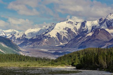 Yazın Alaska 'nın Picturesque Dağları. Karla kaplı kütleler, buzullar ve kayalık tepeler.