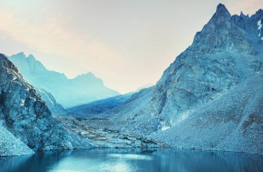 Wyoming, ABD 'de Wind River Range' de yürüyüş. Sonbahar mevsimi.
