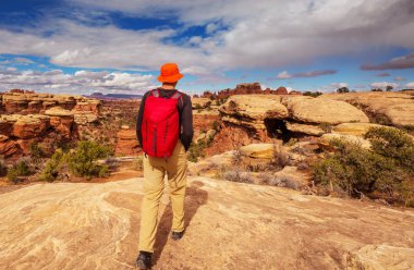 Utah dağlarında yürüyüş. Alışılmadık doğal manzaralarda yürüyüş. Fantastik kumtaşı oluşumları.