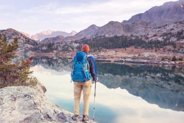 Wyoming, ABD 'de Wind River Range' de yürüyüş. Sonbahar mevsimi.