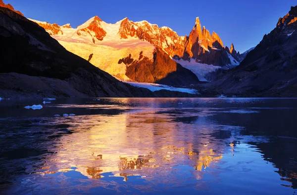 Híres Gyönyörű Csúcs Cerro Torre Patagónia Hegyek Argentína Gyönyörű Hegyvidéki — Stock Fotó