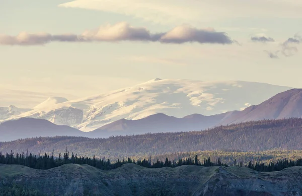 Montagne Pittoresche Dell Alaska Estate Massiccio Innevato Ghiacciai Cime Rocciose — Foto Stock