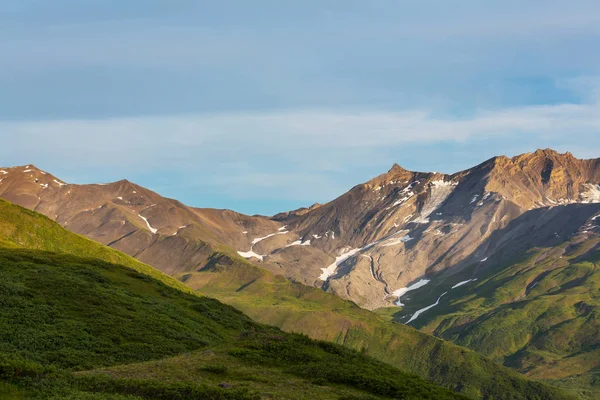 夏にアラスカの絵のような山 雪に覆われた大規模な氷河や岩のピーク — ストック写真