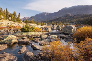 Wyoming, ABD 'de Wind River Range' de yürüyüş. Sonbahar mevsimi.