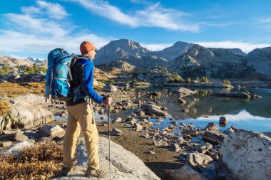 Backpacker sonbahar dağlarında zam