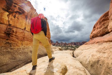 Utah dağlarında yürüyüş. Alışılmadık doğal manzaralarda yürüyüş. Fantastik kumtaşı oluşumları.