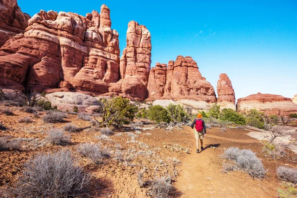 Utah dağlarında yürüyüş. Alışılmadık doğal manzaralarda yürüyüş. Fantastik kumtaşı oluşumları.