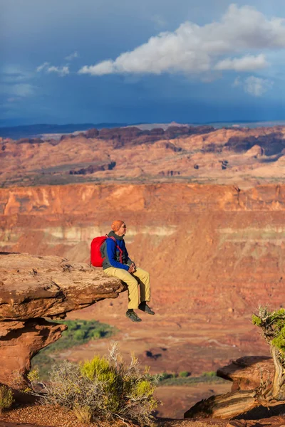 Man Mountains Cliff Hiking Scene — Stock Photo, Image