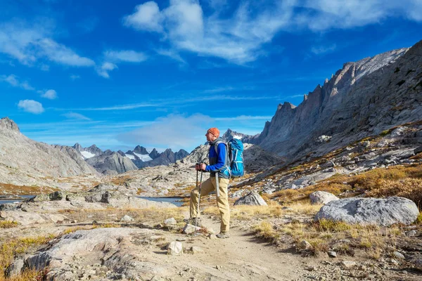 Backpacker Wędrówce Jesiennych Górach — Zdjęcie stockowe