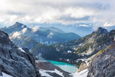 Yaz mevsiminde dağlarda huzur gölü. Güzel doğal manzaralar..