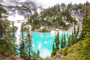 Yaz mevsiminde dağlarda huzur gölü. Güzel doğal manzaralar..
