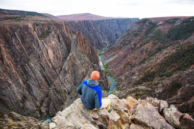 Gunnison, Colorado, ABD kara Kanyonu granit kayalıklar üzerinde turist