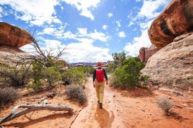 Utah dağlarında yürüyüş. Alışılmadık doğal manzaralarda yürüyüş. Fantastik kumtaşı oluşumları.