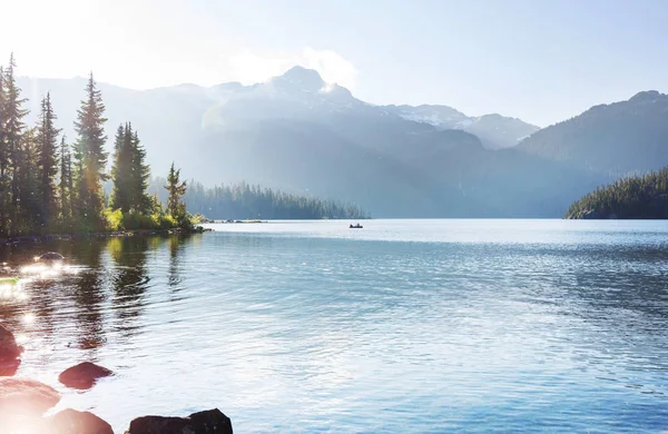 穏やかな水の中の岩の反射と山の湖で穏やかなシーン — ストック写真