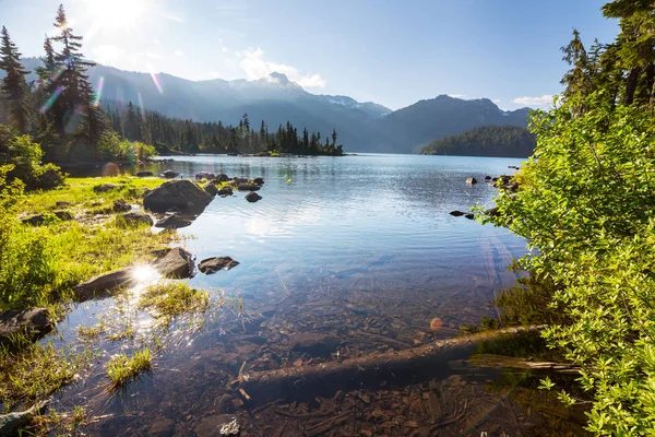 Escena Serena Junto Lago Montaña Con Reflejo Las Rocas Agua — Foto de Stock