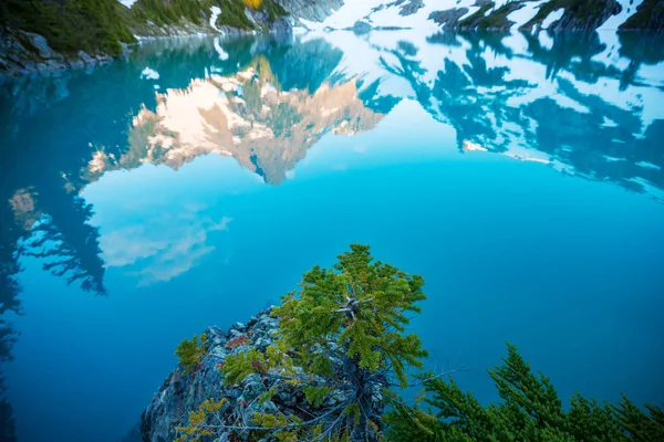 Lago Serenidade Nas Montanhas Temporada Verão Lindas Paisagens Naturais — Fotografia de Stock