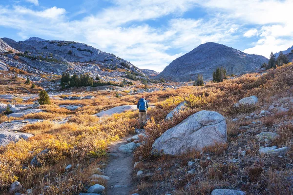 在秋天的山中徒步旅行 — 图库照片