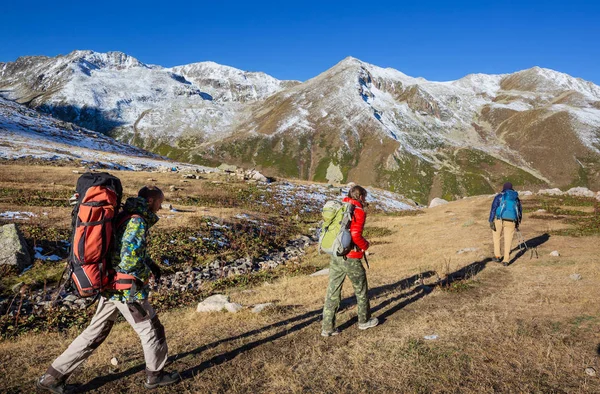 山でハイキングの人々 — ストック写真