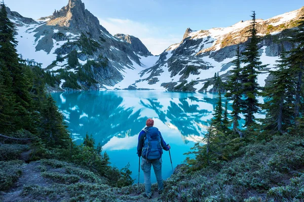 夏の季節には山の中でセレニティ湖 美しい自然景観 — ストック写真