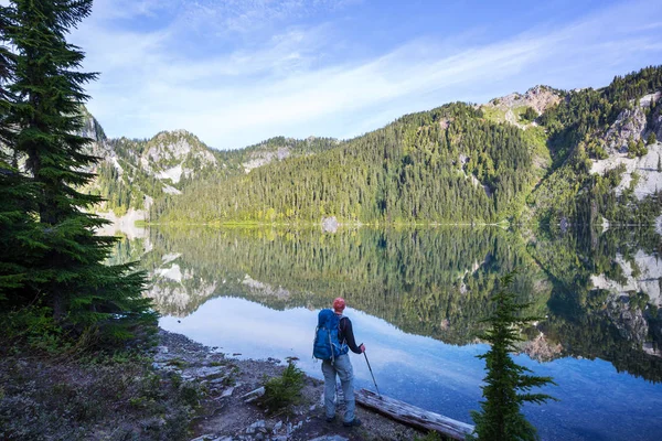 Sereniteit Meer Bergen Het Zomerseizoen Prachtige Natuurlandschappen — Stockfoto