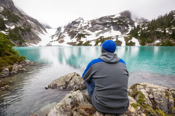 徒步旅行者放松在宁静的山湖 — 图库照片