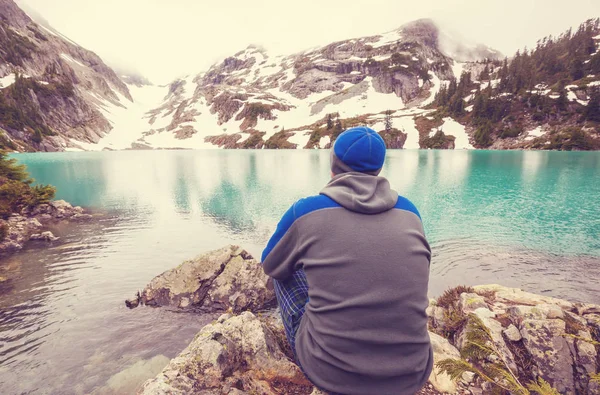 徒步旅行者放松在宁静的山湖 — 图库照片
