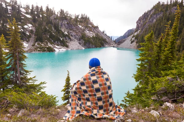 Wandelaar Ontspannen Bij Serene Mountain Lake — Stockfoto