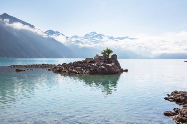 Whistler, BC, Kanada yakınlarındaki Garibaldi Gölü 'nün turkuaz sularına yürüyün. British Columbia 'da çok popüler bir yürüyüş merkezi..