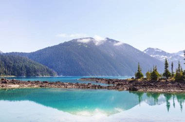 Whistler, BC, Kanada yakınlarındaki Garibaldi Gölü 'nün turkuaz sularına yürüyün. British Columbia 'da çok popüler bir yürüyüş merkezi..