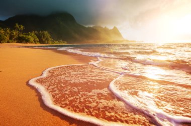 Hawaii, ABD 'deki Kauai Adası' ndaki Tünel Plajı 'nda güzel bir manzara.