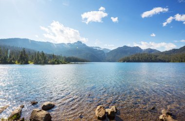 Kanada 'daki dağ gölünün sakin sularındaki kayaların yansımasıyla sakin bir manzara..