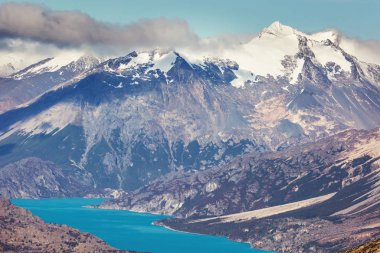 Patagonya 'daki güzel dağ manzaraları. Güney Amerika, Arjantin 'de dağlar gölü.