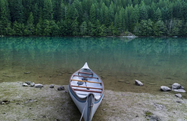 加拿大洛基湖上的独木舟 — 图库照片