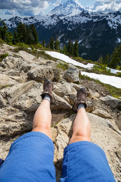 Backpacker Túře Letních Horách — Stock fotografie