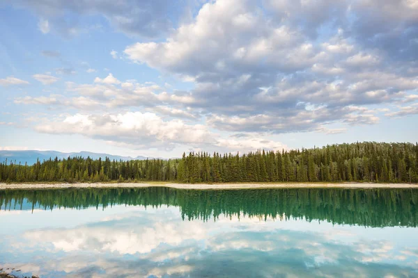 Scène Sereine Bord Lac Montagne Canada Avec Reflet Des Rochers — Photo