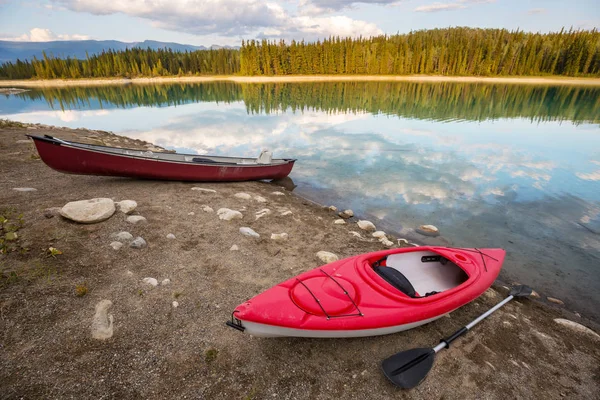 加拿大高山湖畔宁静的风景 岩石映照在平静的水面上 — 图库照片