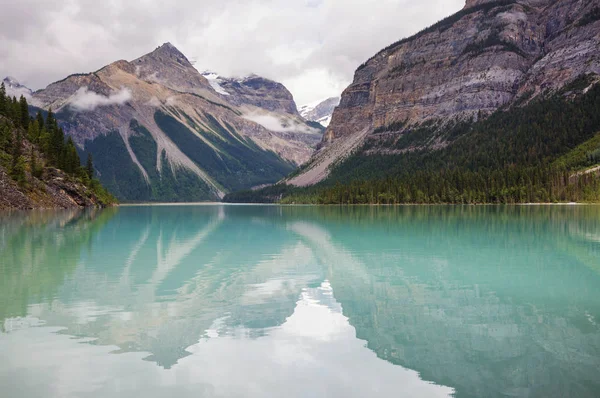 Cena Serena Junto Lago Montanha Canadá Com Reflexo Das Rochas — Fotografia de Stock