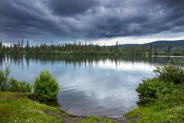 Escena Serena Junto Lago Montaña Canadá Con Reflejo Las Rocas —  Fotos de Stock