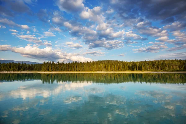 Lugn Scen Vid Fjällsjön Kanada Med Spegling Klipporna Lugnt Vatten — Stockfoto