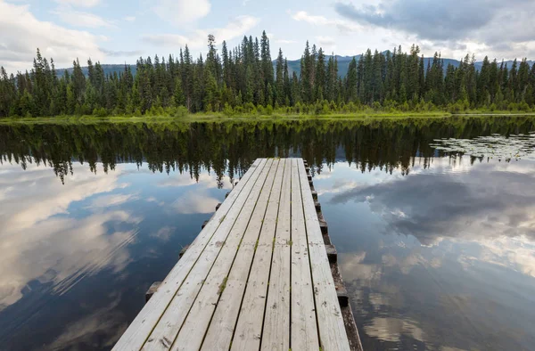 Serene Scene Mountain Lake Canada Reflection Rocks Calm Water — Stock Photo, Image