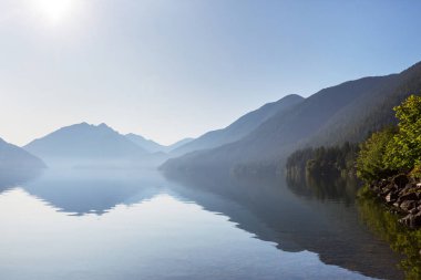 Yaz mevsiminde dağlarda huzur gölü. Güzel doğal manzaralar..