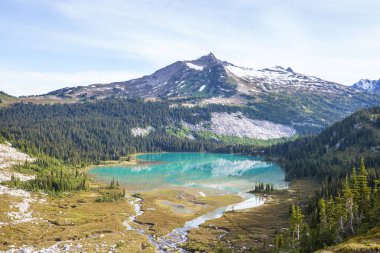 Yaz mevsiminde dağlarda huzur gölü. Güzel doğal manzaralar..
