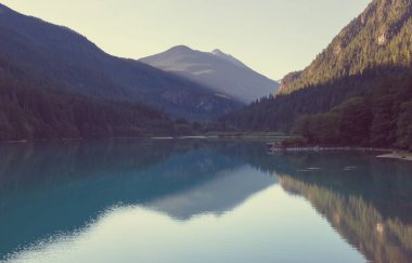 Yaz mevsiminde dağlarda huzur gölü. Güzel doğal manzaralar..