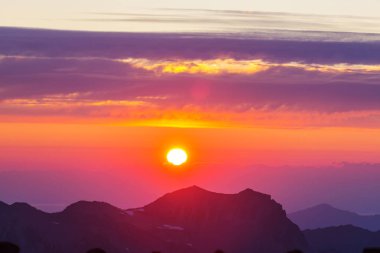 Dağlarda manzaralı günbatımı. Sonbahar mevsimi.