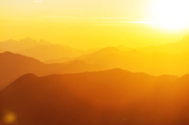 Dağlarda manzaralı günbatımı. Sonbahar mevsimi.