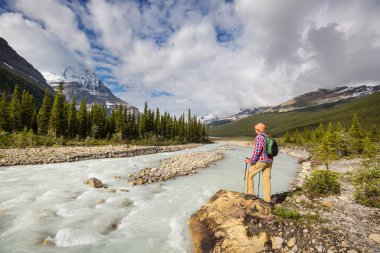 Kanada dağlarında yürüyüş yapan adam. Yürüyüş, Kuzey Amerika 'da popüler bir eğlence aktivitesidir. Bir sürü pitoresk yol var..
