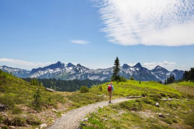 Backpacker sonbahar dağlarında zam